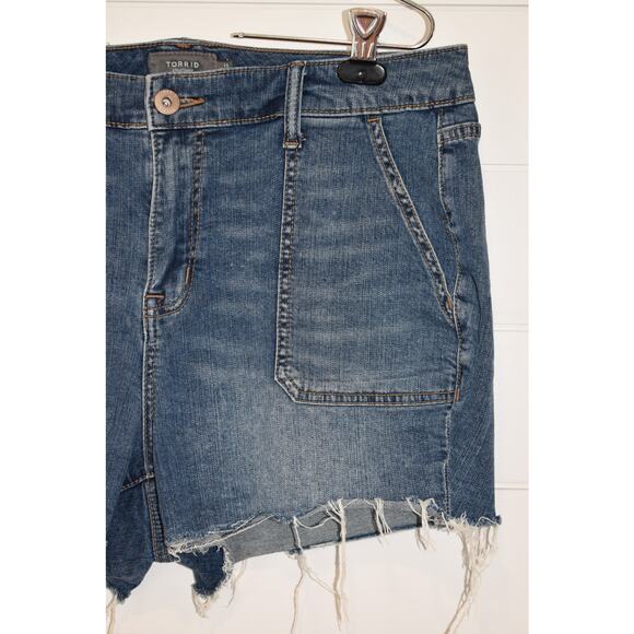 Torrid Shorts Size 14 Denim Cut-Offs Large Pockets Belt Loops Zipper Festival - Picture 3 of 6